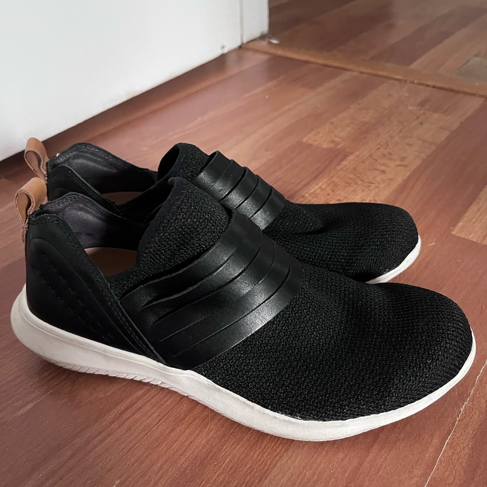 Dr. Scholls original collection black leather slip on tennis shoes.